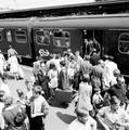 824738, Afbeelding van drukte met treinreizigers bij het in- en uitstappen bij het electrische treinstel nr. 263 (mat. 1946) van de N.S. ("Valkenburg Expres") op het N.S.-station Valkenburg., Nederlandse Spoorwegen, fotograaf