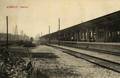 165129, Gezicht op het nieuwe perron met perrongebouwen en overkapping van het H.S.M.-station Almelo te Almelo.