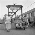 164155, Afbeelding van een kruier met bagagekar en reizigers die zich gereedmaken voor het vertrek met de Hotelplan Expres op het N.S.-station Venlo., Hessels, L. (Nederlandse Spoorwegen), fotograaf
