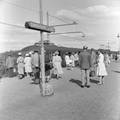 841960, Afbeelding van strandgangers op het perron van het N.S.-station Zandvoort aan Zee., Hessels, L. (Nederlandse Spoorwegen), fotograaf