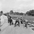 154280, Afbeelding van baanwerkers tijdens de werkzaamheden ten behoeve van de verhoogde spoorbaan bij het N.S.-station Heemstede-Aerdenhout te Heemstede., Hessels, L. (Nederlandse Spoorwegen), fotograaf