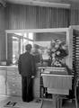 166118, Interieur van het N.S.-station Velsen Zeeweg te Velsen: plaatskaartenkantoor., Nederlandse Spoorwegen, fotograaf