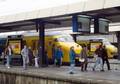 834835, Afbeelding van treinreizigers op het tweede perron (buurtsporen) van het N.S.-station Utrecht C.S. te Utrecht., Verschuur, H., fotograaf