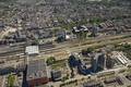 802258, Luchtfoto van het Centraal Station en het kantoor- en winkelcentrum Hoog Catharijne te Utrecht, uit het westen, rechts op de voorgrond het Hoofdkantoor Rabobank Nederland (Croeselaan 18)., Het Utrechts Archief, fotograaf