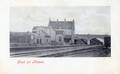 11902, Gezicht op het station van de H.IJ.S.M. (Hollandsche IJzeren Spoorweg-Maatschappij) te Rhenen, met rechts het viaduct in de Herenstraat / Grebbeweg.