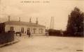 LE PERRAY (Seine et Oise) - La cour de la gare.