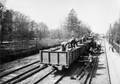 168947, Afbeelding van het lossen van dwarsliggers op de spoorlijn nabij het N.S.-station Driebergen te Driebergen-Rijsenburg.