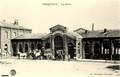 SERQUEUX (Seine-Inférieure) - La place de la gare - Editeur : F. Beaudoin.