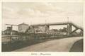 161886, Gezicht op de voetbrug over het Merwedekanaal te Nieuwersluis, vanaf de Stationsweg, met op de achtergrond het N.S.-station Nieuwersluis-Loenen.