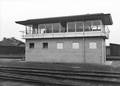 154704, Gezicht op het seinhuis (Post II) bij het N.S.-station Deventer te Deventer., Schaik, W.P.F.M. van (Nederlandse Spoorwegen), fotograaf