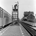 824985, Afbeelding van werkzaamheden aan de lantaarns op het perron van het N.S.-station Beesd met behulp van een rolsteiger, met op de achtergrond het stationsgebouw., Nederlandse Spoorwegen, fotograaf