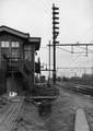 159746, Afbeelding van de rangeerseinpaal "de aap" (ook wel: "de slungel") bij het seinhuis post R op het goederenemplacement Utrecht V (ten zuiden van het Centraal Station)., Nederlandse Spoorwegen, fotograaf