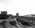84785, Overzicht van het Stationsplein te Utrecht, uit het noordwesten, vanaf het kantoorgebouw Smakkelaarsburcht aan het Leidseveer. Links het Gildenkwartier van het winkelcentrum Hoog Catharijne en in het midden het stadsbusstation, de Katreinetoren en de perrons van het Centraal Station., Fotodienst GAU, fotograaf