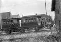 853339, Afbeelding van het salonrijtuig met daarin president Paul Kruger bij zijn vertrek vanaf het station Utrecht Maliebaan naar Menton (Frankrijk); op de achtergrond enkele huizen aan de Wagenstraat., Moesman, Joh. A., fotograaf/graficus/tekenaar