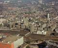 85203, Luchtfoto van het winkelcentrum Hoog Catharijne te Utrecht, uit het zuidwesten. Op de voorgrond het Centraal Station en op de achtergrond de noordelijke binnenstad., Fotodienst GAU, fotograaf