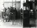 163231, Afbeelding van wachtende reizigers voor het 3e loket van het N.S.-station Utrecht C.S. te Utrecht, met rechts een perronkaarten-automaat., Nederlandse Spoorwegen, fotograaf