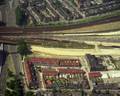 50664, Luchtfoto van het emplacement aan de noordzijde van het Centraal Station te Utrecht, tijdens de bouw van een ongelijkvloerse kruising en de uitbreiding van het emplacement. Links de Daalsetunnel en op de voorgrond de Wolfstraat en omgeving met rechts de voormalige Openbare Lagere School Vlijtstraat 13., Delta-Phot Luchtfotografie, fotograaf