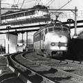 169169, Afbeelding van twee elkaar kruisende electirsche treinstellen mat. 1954 van de N.S. bij de fly-over aan de noordzijde van het emplacement van het N.S.-station Utrecht C.S. te Utrecht., Nederlandse Spoorwegen, fotograaf
