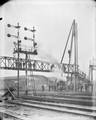 40543, Gezicht op een deel van de ijzeren hulpvoetbrug over de sporen bij het Centraal Station te Utrecht tijdens de werkzaamheden ter verbreding van de tunnel onder het spoor in de Leidseweg., Onbekend