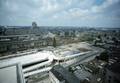 801841, Overzicht van het Stationsplein te Utrecht, vanaf de woonflat Radboudveste aan de Stationsstraat, met het in aanbouw zijnde Stationsplateau, links het oude stationsgebouw (Centraal Station, N.S.-station Utrecht C.S) en rechts op de voorgrond enkele nog niet gesloopte delen van de oude Stationswijk., Meijnen, W., fotograaf