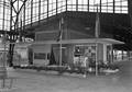 167268, Afbeelding van een tentoonstelling van producten van Hengelose industrieën op het perron van het N.S.-station Hengelo te Hengelo, ter gelegenheid van de opening van het nieuwe stationsgebouw., Schaik, W.P.F.M. van (Nederlandse Spoorwegen), fotograaf