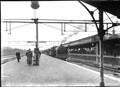 164240, Afbeelding van de stoomlocomotief nr. 3904 (serie 3900) van de N.S. met de Scandinavië Expres langs het perron van het N.S.-station Amersfoort te Amersfoort., Nederlandse Spoorwegen, fotograaf