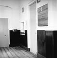 166127, Interieur van het N.S.-station Zuidhorn te Zuidhorn: hal met loket., Nederlandse Spoorwegen, fotograaf