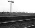 150304, Afbeelding van het stationsnaambord op het perron van de noodhalte (N.S.-station) Floraweg te Bovenkarspel.