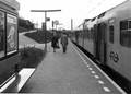 155053, Gezicht op het perron van het N.S.-station Rhenen te Rhenen met het electrische treinstel nr. 934 (mat. 1964, plan V) van de N.S., Nederlandse Spoorwegen, fotograaf