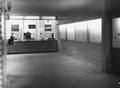 163897, Interieur van het (verbouwde) N.S.-station Den Haag H.S. te Den Haag: hal met vertrekborden en loketbalie met de loketten 9 - 11., Gerdessen, D.C. (Nederlandse Spoorwegen), fotograaf