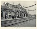 801277, Gezicht op het versierde N.C.S.-station Elburg-Oldebroek te 't Harde, tijdens de viering van het 50-jarig jubileum van de N.C.S. (Nederlandse Centraal Spoorweg-Maatschappij).