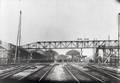 40546, Gezicht op de ijzeren hulpvoetbrug over de sporen bij het Centraal Station te Utrecht tijdens de werkzaamheden ter verbreding van de tunnel onder het spoor in de Leidseweg., Onbekend