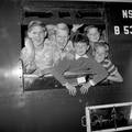 152948, Afbeelding van Groningse kinderen die uit het raam hangen van de Vakantie Kindertrein tijdens het Vakantie Kinderfeest op het N.S.-station Groningen te Groningen., Nederlandse Spoorwegen, fotograaf
