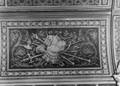 156734, Afbeelding van een geschilderde wapenuitrusting in het trappenhuis van het Koninklijk paviljoen van het N.S.-station Den Haag H.S. te Den Haag., Nederlandse Spoorwegen, fotograaf