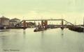 13821, Gezicht op het Merwedekanaal te Nieuwersluis (gemeente Loenen aan de Vecht) uit het zuiden; met op de achtergrond het station en de voetgangersbrug.
