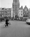 855586, Gezicht over de Maartensbrug in de Servetstraat te Utrecht, met in de straat een stadsbus lijn 12 naar het Centraal Station, met op de achtergrond de Domtoren., Fotodienst GAU, fotograaf