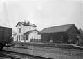 154592, Gezicht op de perronzijde van het N.S.-station Arnemuiden te Arnemuiden met rechts de goederenloods., Nederlandse Spoorwegen, fotograaf