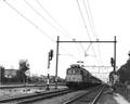 151076, Afbeelding van de electrische locomotief nr. 1120 (serie 1100) van de N.S met rijtuigen en een andere locomotief uit de serie 1100 in opzending bij het N.S.-station te Deurne., Nederlandse Spoorwegen, fotograaf