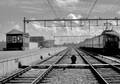153249, Gezicht op de perronzijde van het N.S.station Santpoort Noord te Santpoort met rechts een electrisch treinstel mat. 1946., Nederlandse Spoorwegen, fotograaf
