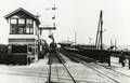 164846, Gezicht op het N.S.-station Zoetermeer Zegwaard te Zoetermeer, met links op de voorgrond het seinhuis.