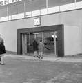 857699, Gezicht op de ingang van het N.S.-station Den Haag Mariahoeve te Den Haag., Nederlandse Spoorwegen, fotograaf