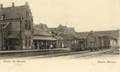 11900, Gezicht op het station van de H.IJ.S.M. (Hollandsche IJzeren Spoorweg-Maatschappij) te Rhenen, met rechts het viaduct in de Herenstraat / Grebbeweg en een stoomtramlocomotief van de O.S.M. (Ooster Stoomtram-Maatschappij).