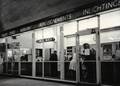 169312, Interieur van het N.S.-station Den Haag H.S. te Den Haag: inlichtingenbureau., Nederlandse Spoorwegen, fotograaf