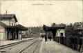 VAUCRESSON - Intérieur de la gare - Arrivée, au loin, d'un train.