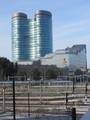 838161, Gezicht over het spoorwegemplacement ten zuiden van Station Utrecht Centraal, vanaf de Moreelsebrug te Utrecht; op de achtergrond het hoofdkantoor van de Rabobank aan de Croeselaan., Goosen, D.C., fotograaf