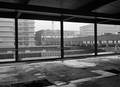 851218, Gezicht op verschillende in aanbouw zijnde bouwwerken aan de Jaarbeurszijde van het Centraal Station te Utrecht, met van links naar rechts: het Beatrixgebouw, de sporthal, de traverse en een kantoorgebouw., Gemeentearchief Utrecht, fotograaf