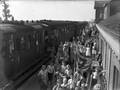 152943, Afbeelding van scholieren op een schoolreisje op het N.S.-station Beilen te Beilen., Nederlandse Spoorwegen, fotograaf