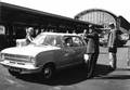 159569, Afbeelding van auto's bij de oprijplaats voor de autoslaaptrein bij het N.S.-station 's-Hertogenbosch te 's-Hertogenbosch., Nederlandse Spoorwegen, fotograaf