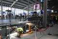 904195, Afbeelding van bloemstukken bij het (tijdelijke) gedenkteken voor oorlogsslachtoffers onder het personeel van de N.S. van Utrecht C.S. in de Stationshal van het Centraal Station te Utrecht., Het Utrechts Archief, fotograaf