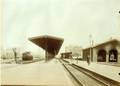 808260, Gezicht op de perrons van het S.S.-station Tilburg te Tilburg, met geheel rechts de locomotiefloods en links op de achtergrond de Centrale Werkplaats., Onbekend
